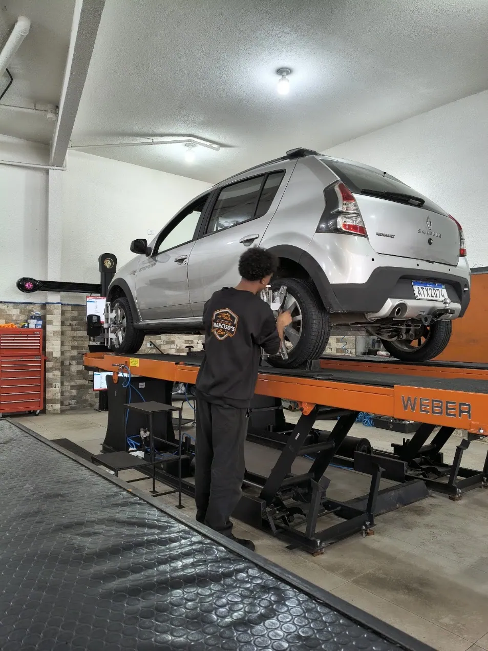 Profissional do Narciso's Car ajustando os sensores de alinhamento 3D