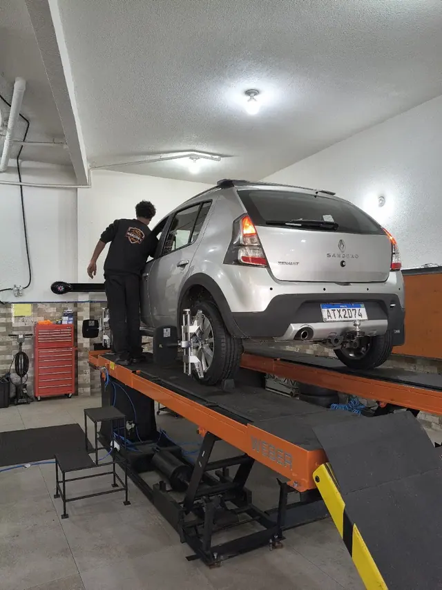 Profissional avaliando o veículo na rampa