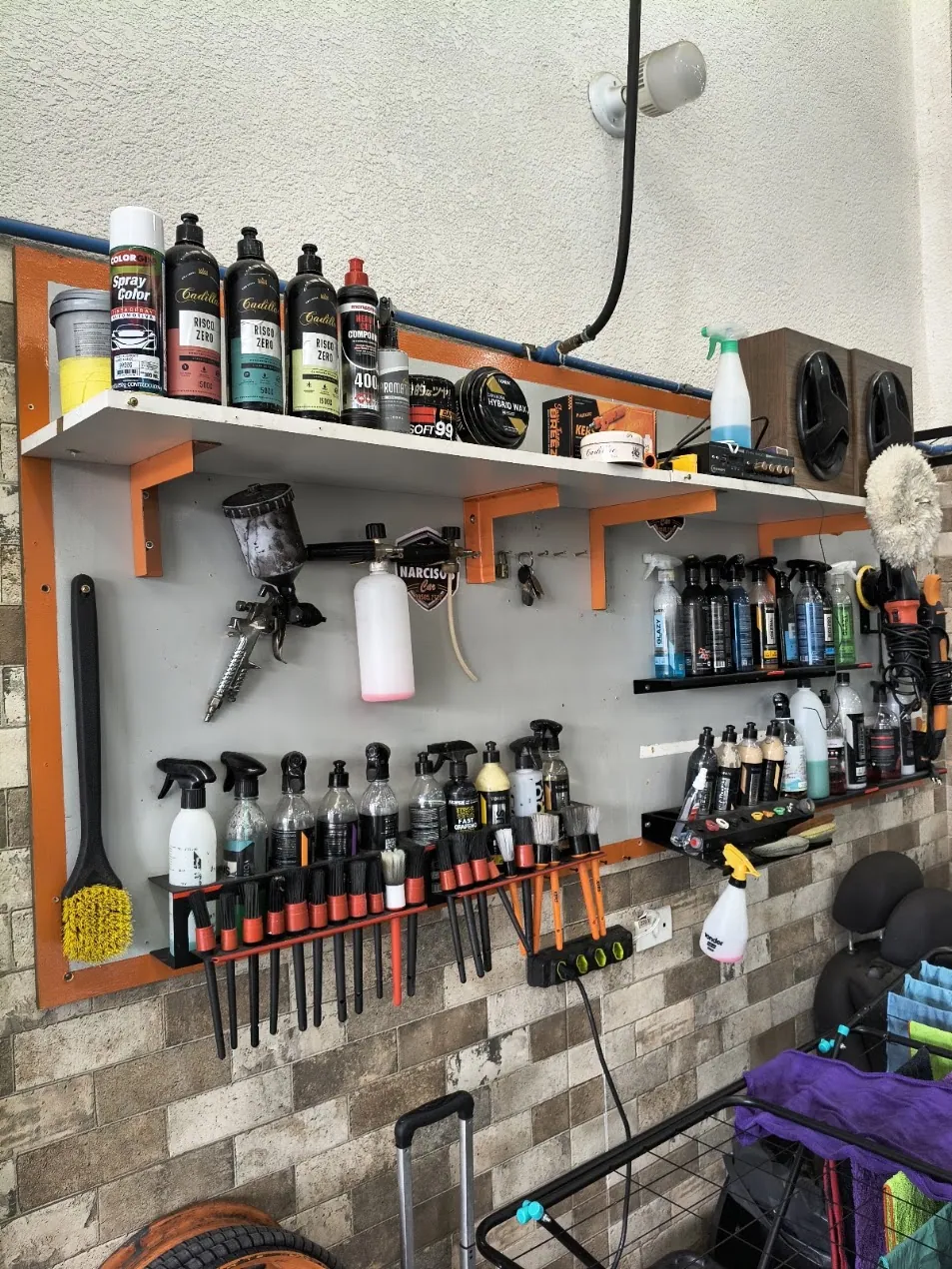 Produtos e instrumentos de estética automotiva na oficina