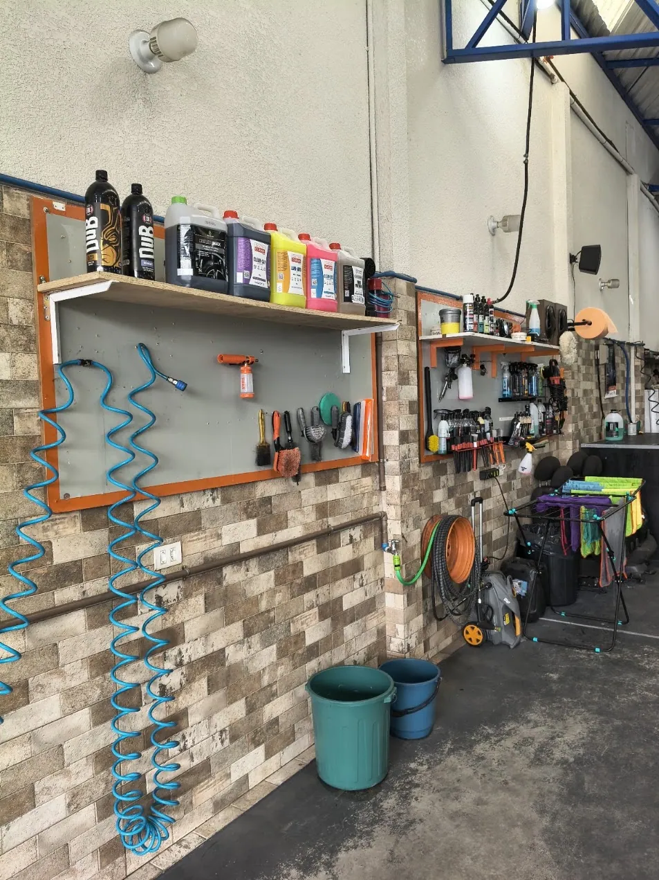Espaço de estética automotiva com produtos e equipamentos